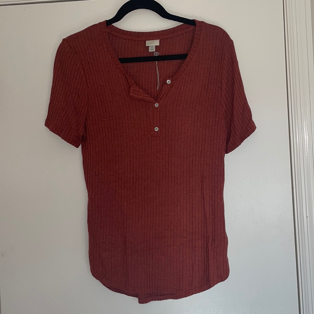 Burnt orange Henley M. NWOT- tag fell off but hasn’t been worn.